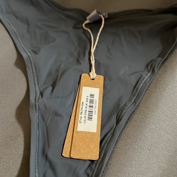 Skims Fits Everybody  Thong - Picture 12 of 16